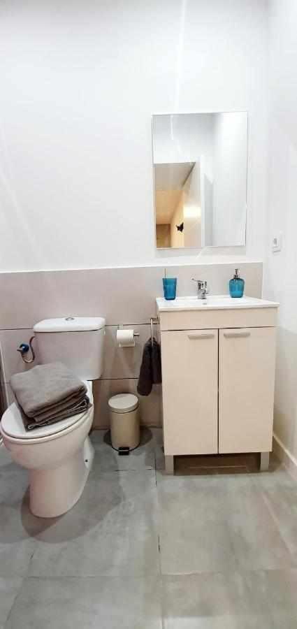Hostal Urban Basic L’Hospitalet de Llobregat Exterior foto