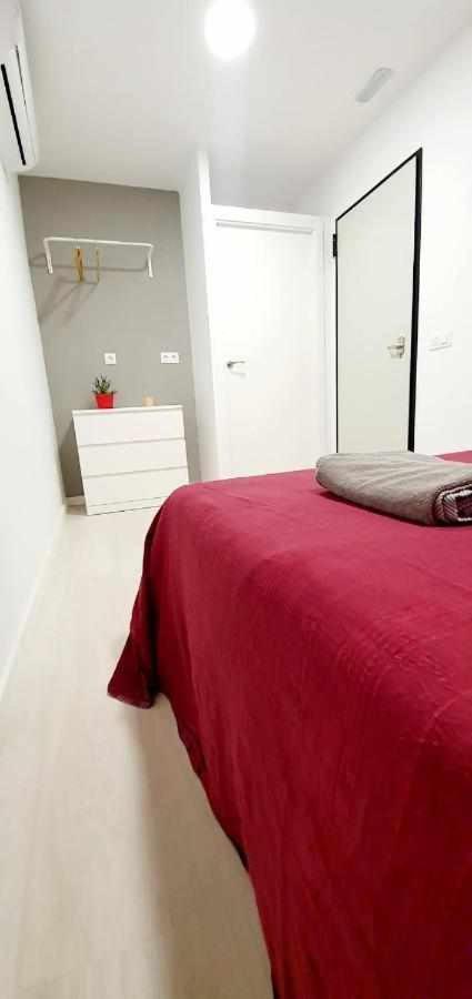 Hostal Urban Basic L’Hospitalet de Llobregat Exterior foto