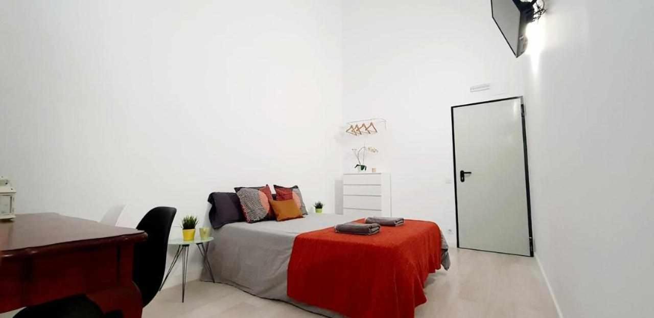 Hostal Urban Basic L’Hospitalet de Llobregat Exterior foto