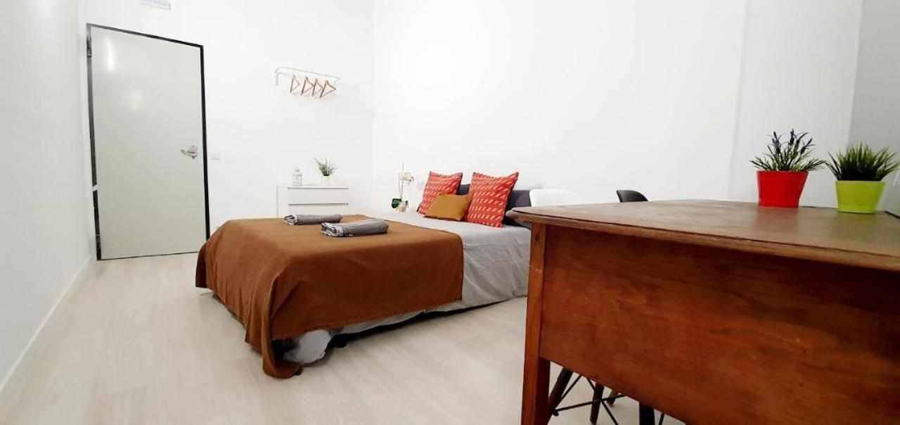 Hostal Urban Basic L’Hospitalet de Llobregat Exterior foto