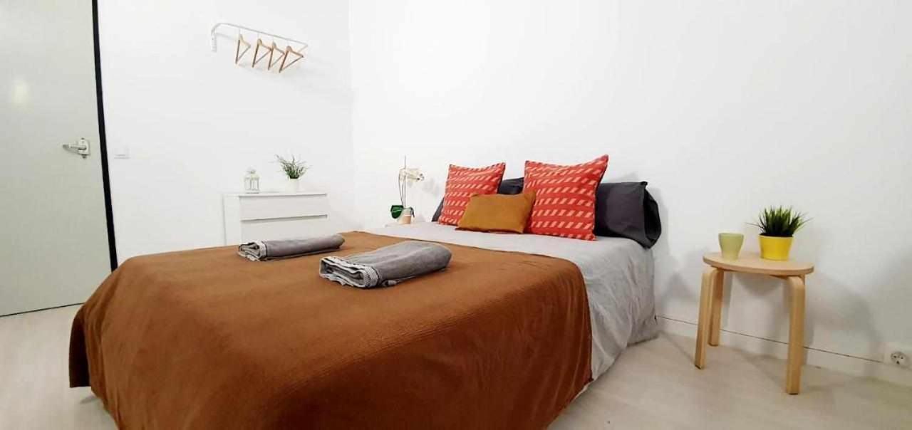 Hostal Urban Basic L’Hospitalet de Llobregat Exterior foto