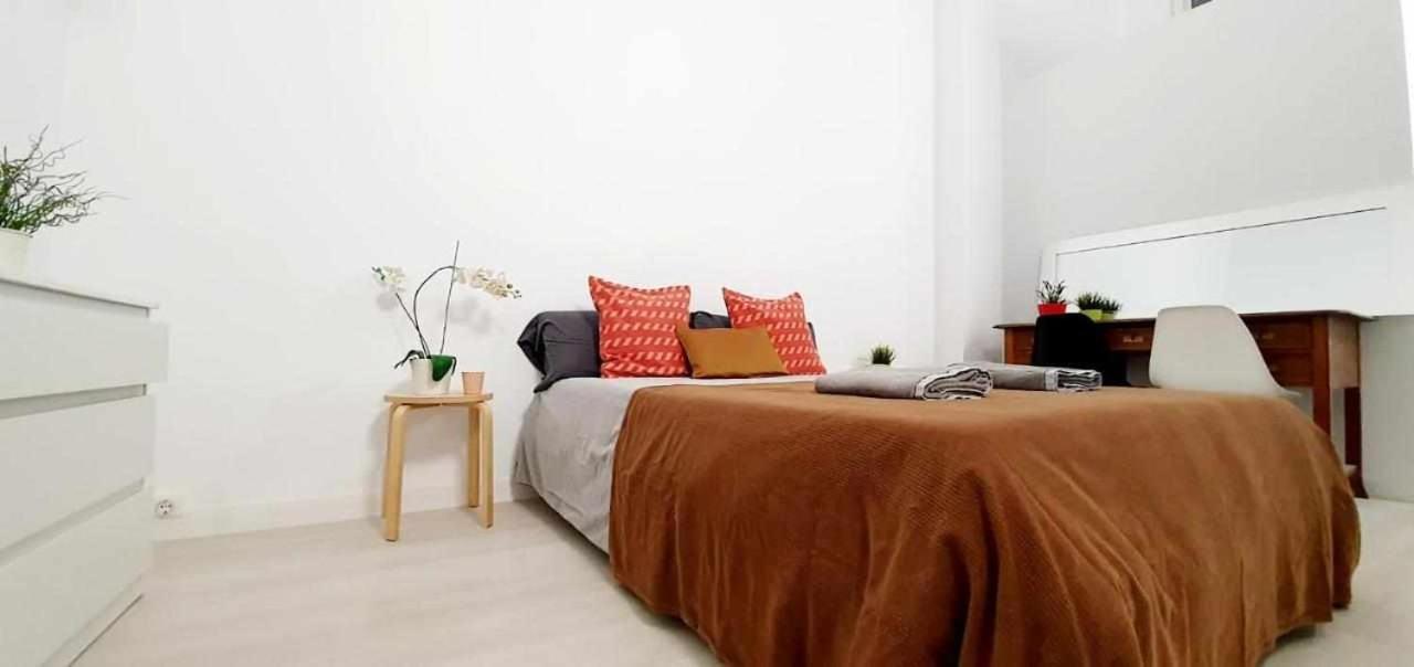 Hostal Urban Basic L’Hospitalet de Llobregat Exterior foto