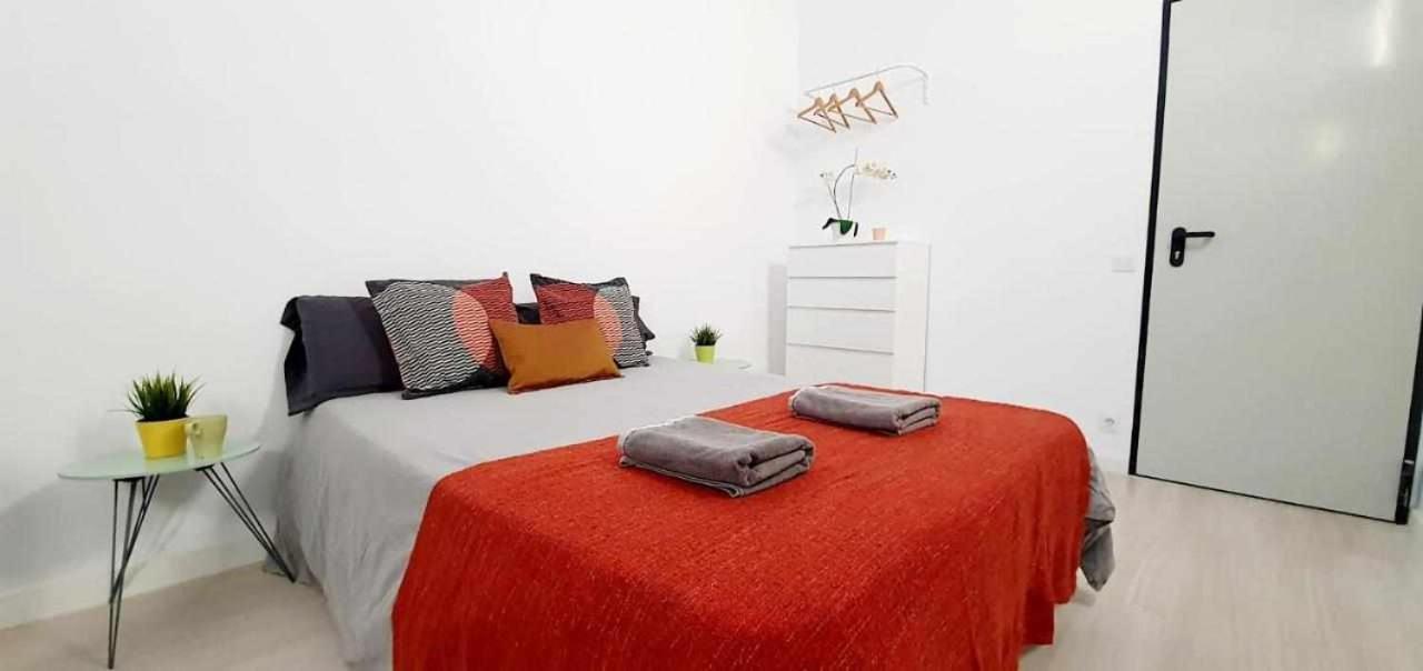 Hostal Urban Basic L’Hospitalet de Llobregat Exterior foto