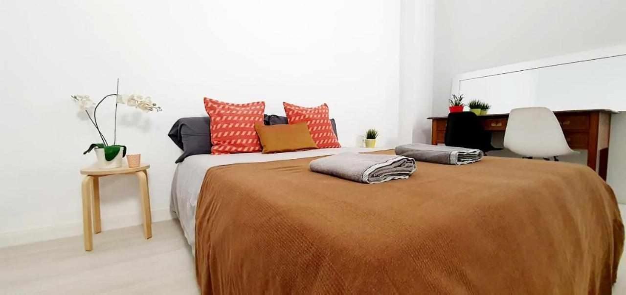 Hostal Urban Basic L’Hospitalet de Llobregat Exterior foto
