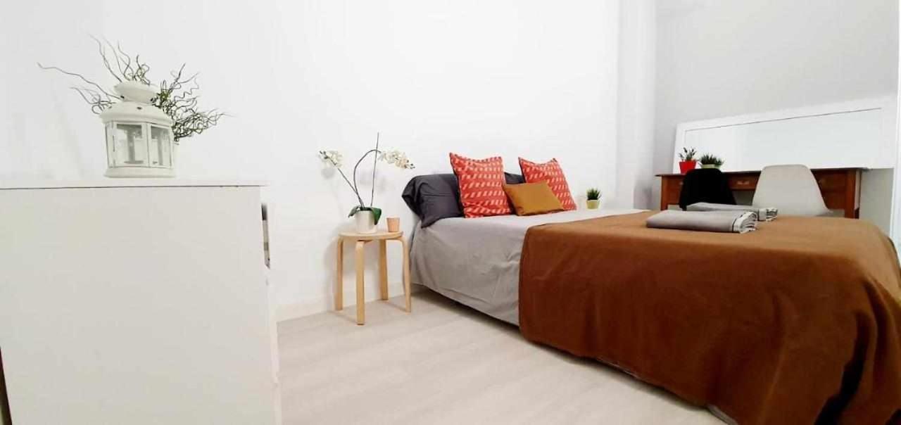 Hostal Urban Basic L’Hospitalet de Llobregat Exterior foto