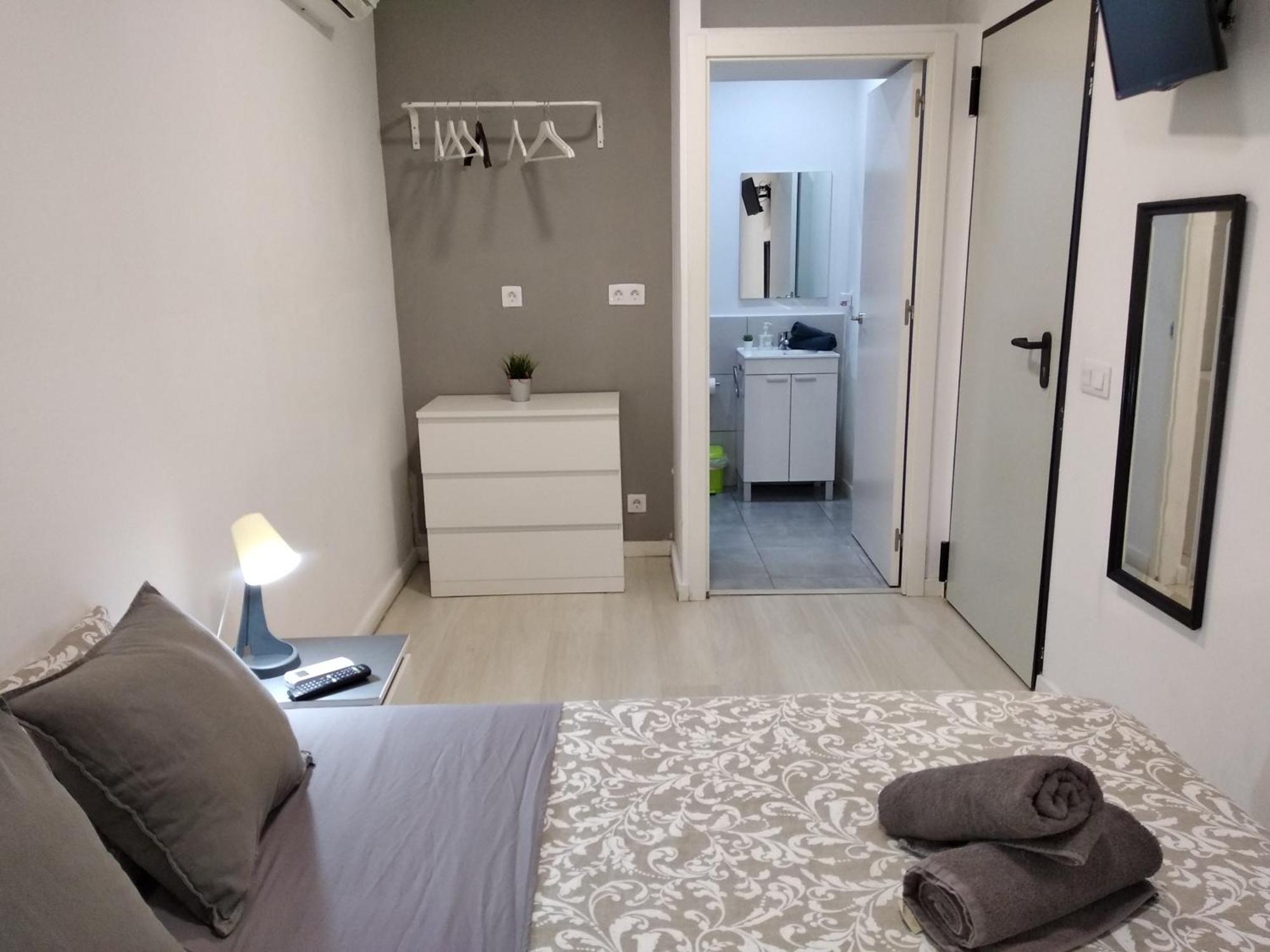 Hostal Urban Basic L’Hospitalet de Llobregat Exterior foto